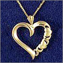 A 14K yellow gold heart-pendant with cha